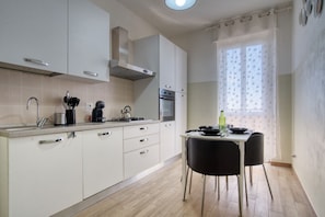 Kühlschrank, Mikrowelle, Geschirrspüler, Toaster