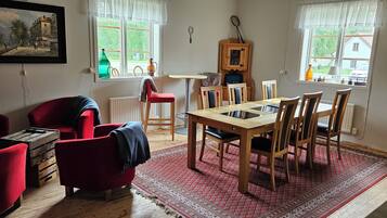 Comfort House, 5 Bedrooms | Living area