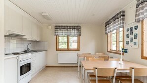 Kjøleskap, mikrob ølgeovn, ovn og kokeplater