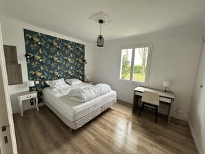 5 Schlafzimmer, Bügeleisen/Bügelbrett