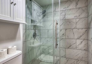 Een douche, een haardroger, shampoo