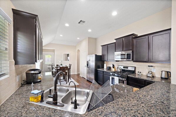 Refrigerador, microondas, horno y parrilla de estufa