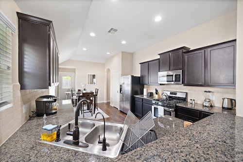 Cozy Getaway Nr Airport | WiFi | BBQ | Yard | Pet