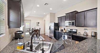 Cozy Getaway Nr Airport | WiFi | BBQ | Yard | Pet