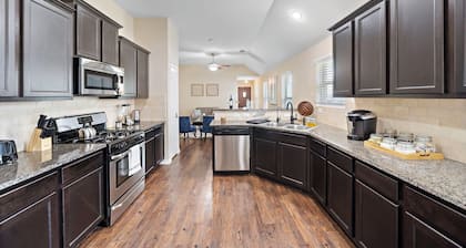Cozy Getaway Nr Airport | WiFi | BBQ | Yard | Pet