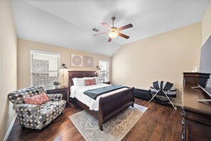 4 slaapkamers, een bureau, een strijkplank/strijkijzer, gratis wifi