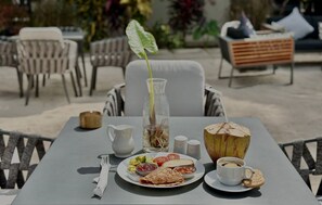 Free daily cooked-to-order breakfast - V HOTEL IN PAJE (Paje)