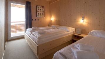 4 bedrooms, WiFi (free), bed sheets