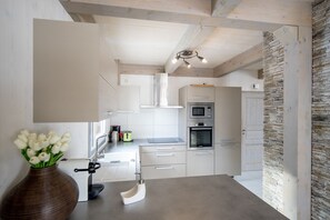 Kühlschrank, Mikrowelle, Ofen, Geschirrspüler