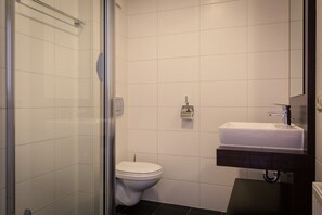 Dusche, Handtücher, Toilettenpapier