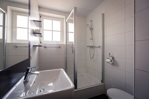 Douche, serviettes fournies