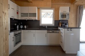 Kühlschrank, Mikrowelle, Ofen, Geschirrspüler