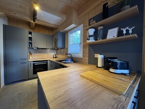 Kühlschrank, Mikrowelle, Ofen, Geschirrspüler