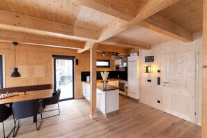 Kylskåp, mikrovågsugn, ugn och diskmaskin