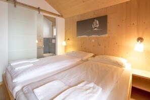 4 bedrooms, iron/ironing board, free WiFi, bed sheets