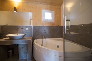 Een douche, een haardroger, handdoeken