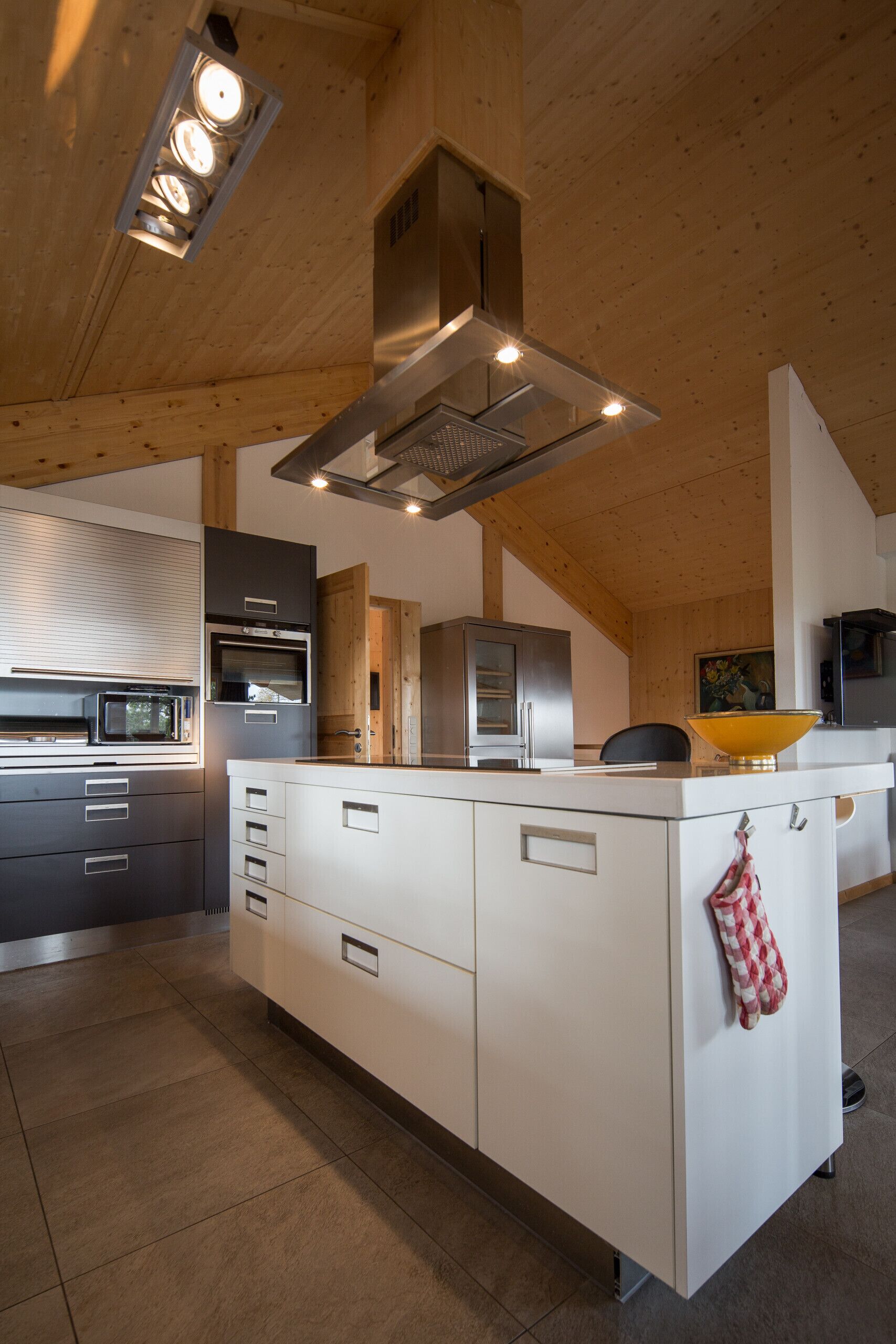 Kühlschrank, Mikrowelle, Ofen, Geschirrspüler