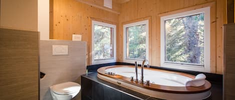 Bañera, secador de pelo y toallas