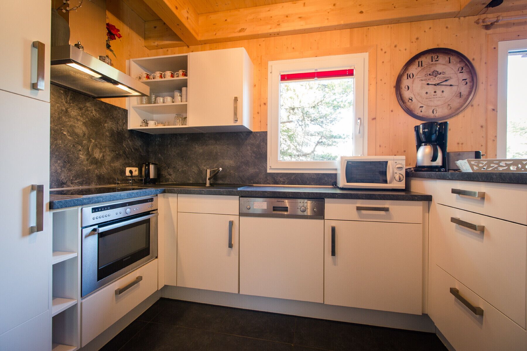 Kühlschrank, Mikrowelle, Ofen, Geschirrspüler