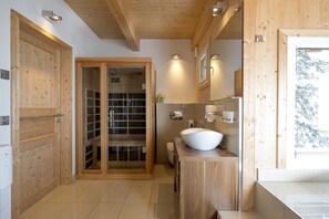 Douche, séchoir à cheveux, serviettes fournies