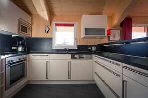 Kühlschrank, Mikrowelle, Ofen, Geschirrspüler