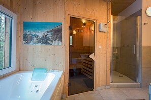 Baignoire, séchoir à cheveux, serviettes fournies