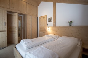5 bedrooms, free WiFi, bed sheets