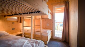 5 bedrooms, iron/ironing board, free WiFi, bed sheets