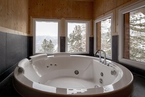 Badewanne, Haartrockner, Handtücher