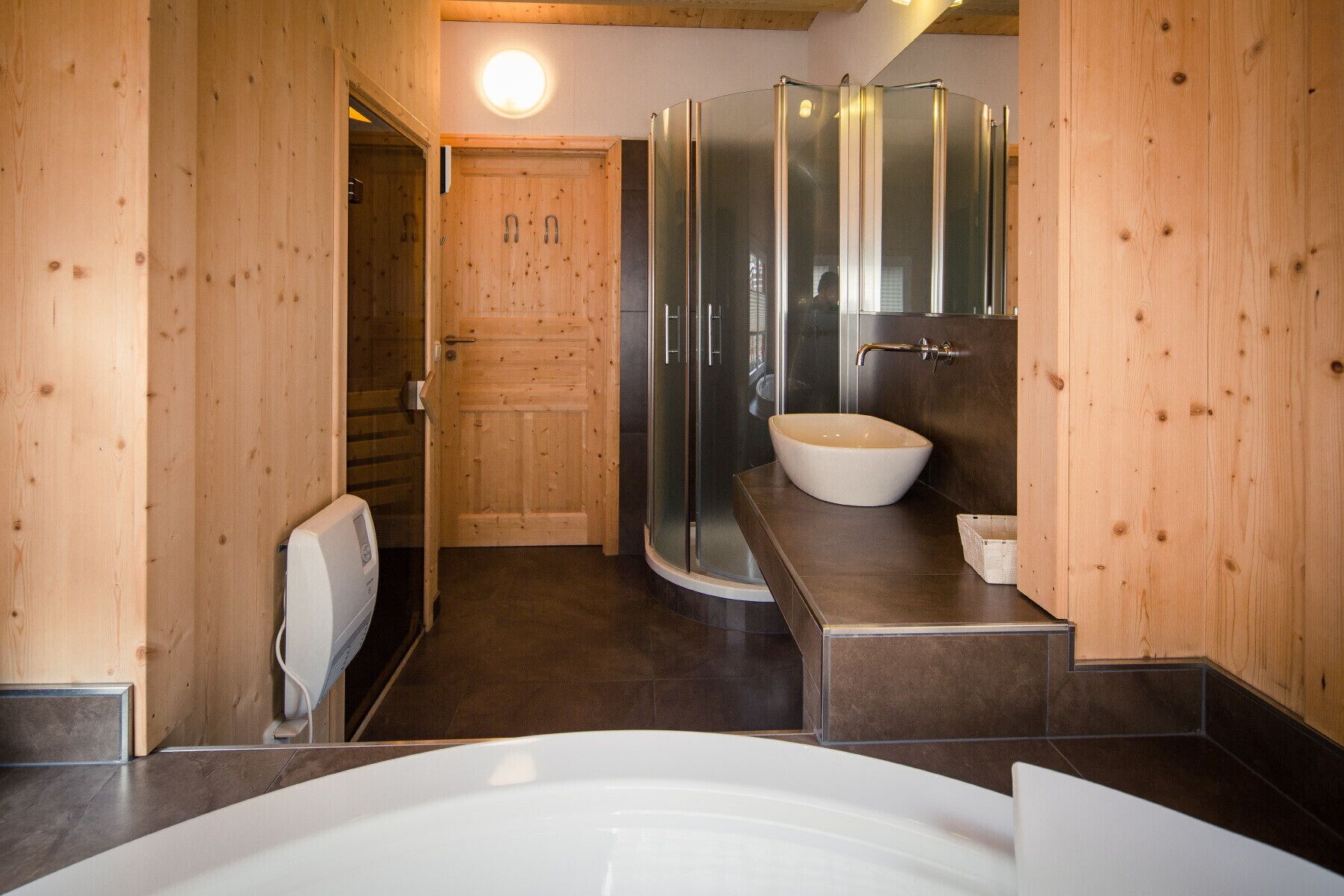 Een douche, een haardroger, handdoeken