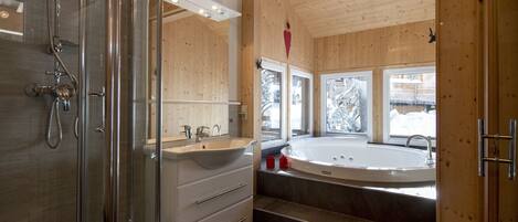 Douche, séchoir à cheveux, serviettes fournies