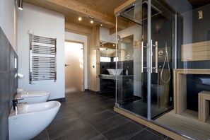 Dusche, Haartrockner, Handtücher