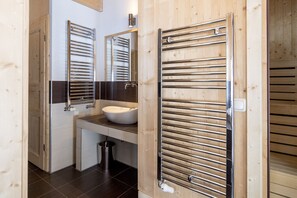 Baignoire, séchoir à cheveux, serviettes fournies