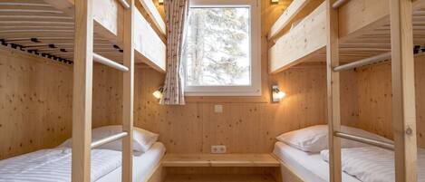 5 bedrooms, free WiFi, bed sheets