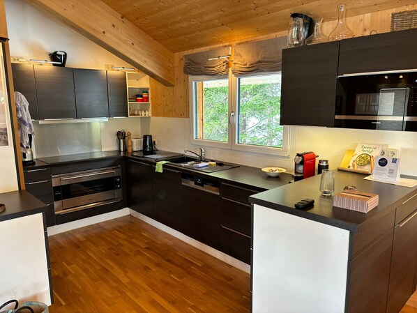 Kühlschrank, Mikrowelle, Ofen, Geschirrspüler