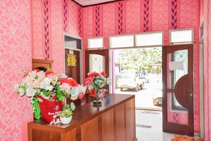 Reception - Hotel O Penginapan Widodo (Sebulu)