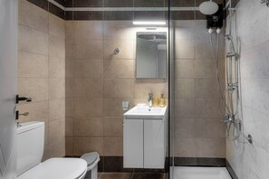 Secadora de cabello, toallas, jabón, papel de baño