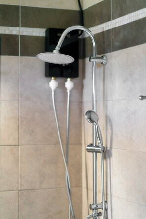Hair dryer, towels, soap, toilet paper - pretty flat (Gazi)