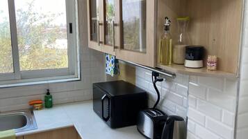 Deluxe Apartment, 1 Bedroom | Microwave