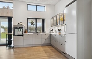 Kühlschrank, Geschirrspüler, Wasserkocher mit Kaffee-/Teezubehör