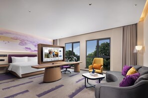 Cubrecamas, decoración personalizada, muebles diferentes y escritorio 