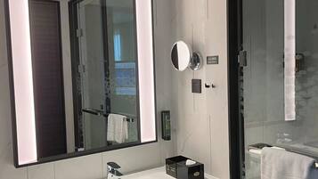 Superior Double or Twin Room | Bathroom | Shower, rainfall showerhead, free toiletries, hair dryer