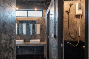 스탠다드 공용 도미토리 | 욕실 | 샤워기/욕조 결합, 레인폴 샤워기, 고급 세면용품, 헤어드라이어
