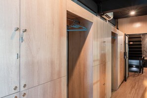 Gemeinsamer Standard-Schlafsaal | Allergikerbettwaren, individuell dekoriert, individuell eingerichtet