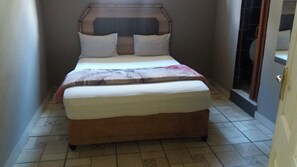 Quarto econômico | 10 quartos, cofres nos quartos, Wi-Fi de cortesia