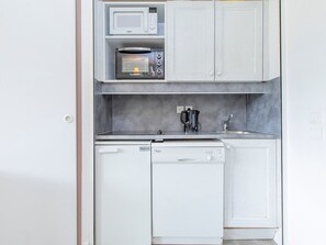 Refrigerador, microondas, horno y lavavajillas 
