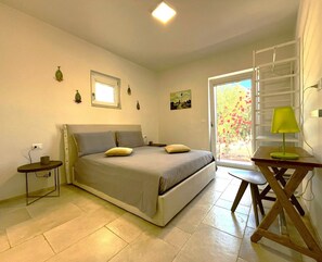 6 bedrooms, iron/ironing board, WiFi, bed sheets