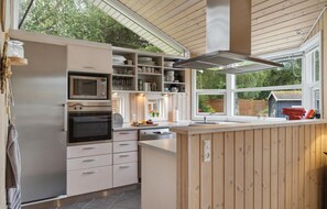 ثلاجة، فرن، موقد طهي مسطح، غسالة أطباق