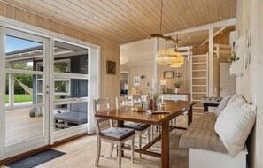 تناول الطعام بالخارج