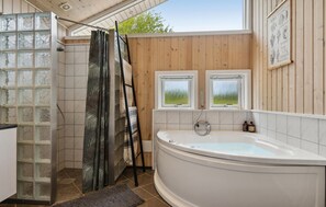 Shower - Amazing home in Fårevejle with sauna (Fårevejle)